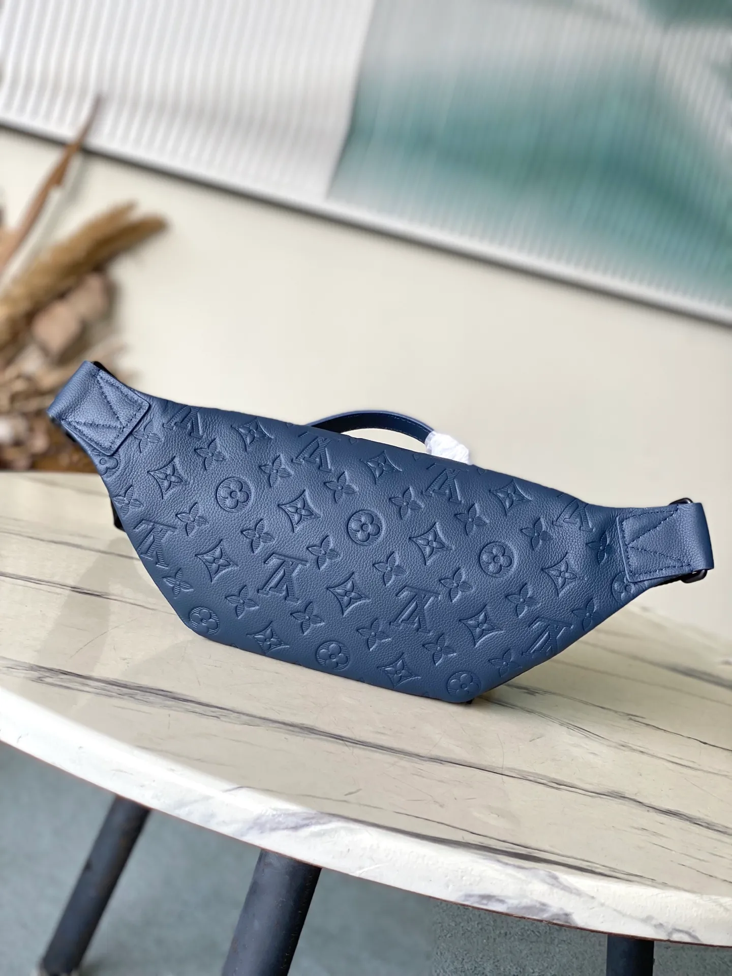💰1100 (top-grain leather) top original order M25227 This Rush waist bag is made of Monogram Shadow cow leather and has a close-fitting shape. Its zippered front pocket allows easy access to mobile phones, keys and cards. The adjustable strap fastens with a sliding hook, making it easy to wear around the waist, on the shoulder or across the body, and the leather handles add handheld options and a sporty look. Dimensions: 30 × 15 × 8 cm