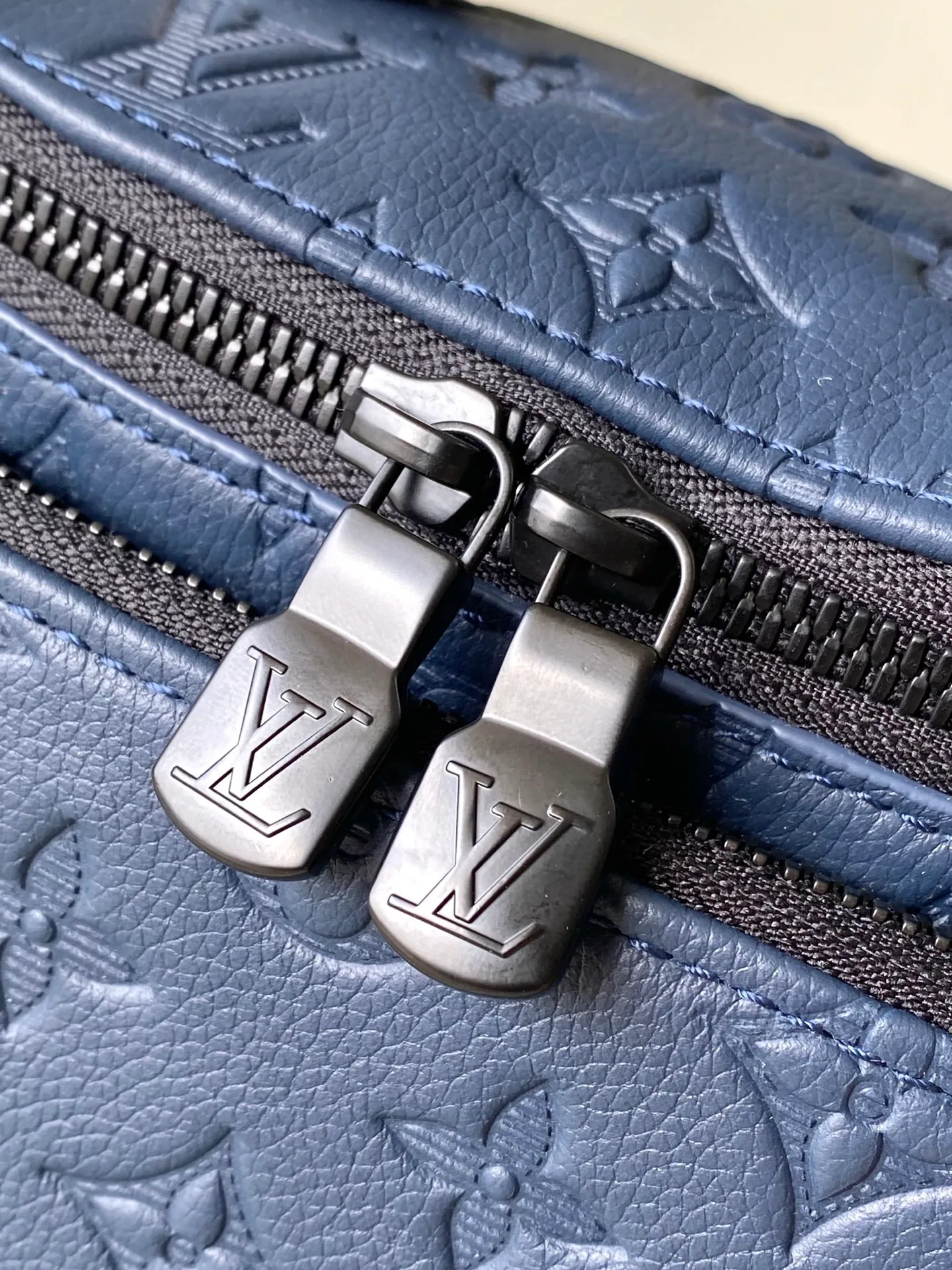 💰1100 (top-grain leather) top original order M25227 This Rush waist bag is made of Monogram Shadow cow leather and has a close-fitting shape. Its zippered front pocket allows easy access to mobile phones, keys and cards. The adjustable strap fastens with a sliding hook, making it easy to wear around the waist, on the shoulder or across the body, and the leather handles add handheld options and a sporty look. Dimensions: 30 × 15 × 8 cm