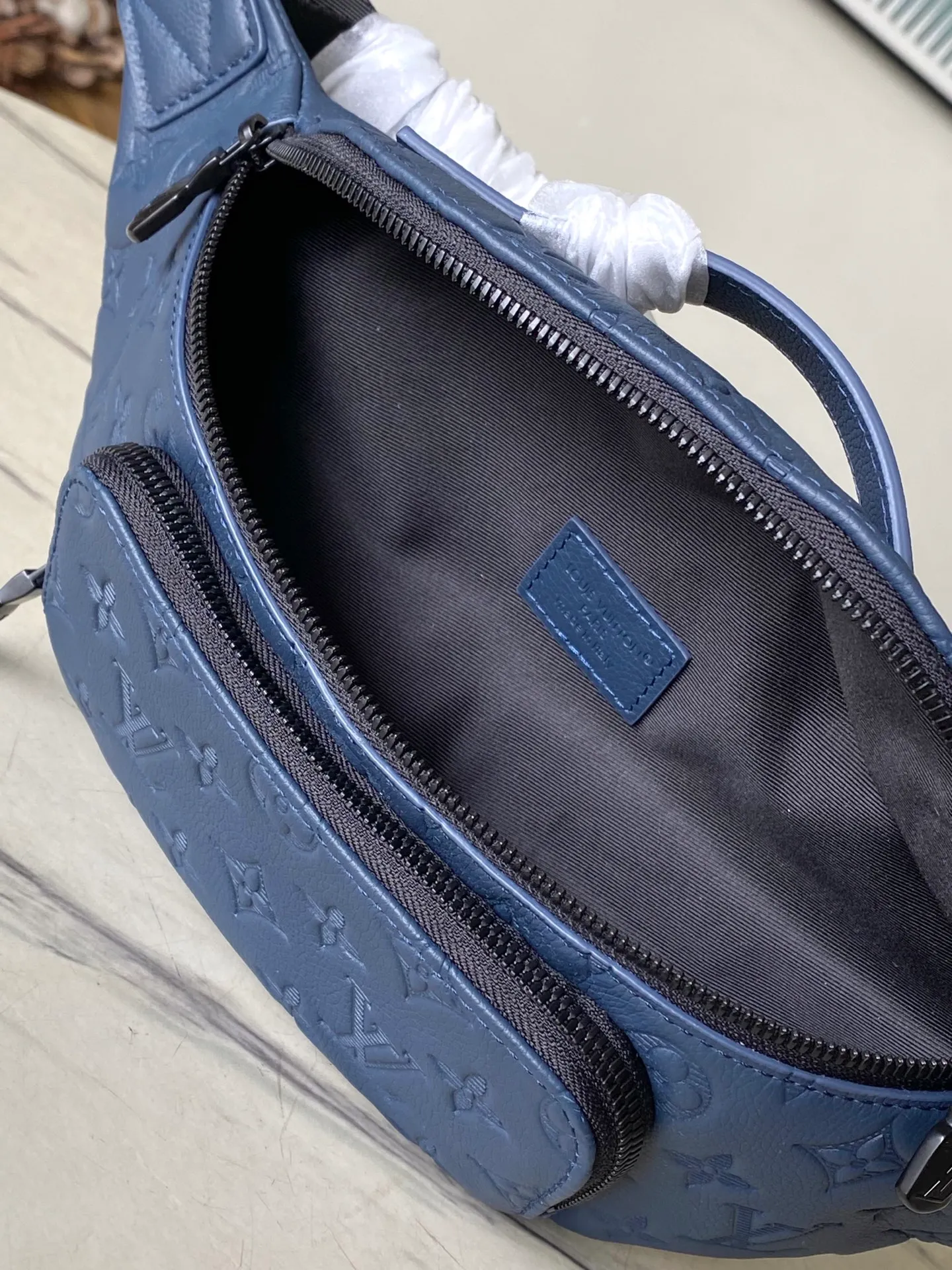 💰1100 (top-grain leather) top original order M25227 This Rush waist bag is made of Monogram Shadow cow leather and has a close-fitting shape. Its zippered front pocket allows easy access to mobile phones, keys and cards. The adjustable strap fastens with a sliding hook, making it easy to wear around the waist, on the shoulder or across the body, and the leather handles add handheld options and a sporty look. Dimensions: 30 × 15 × 8 cm