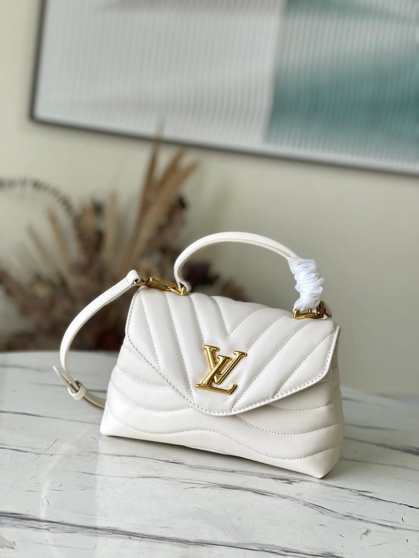 💰1180 (first-grain leather) top original order M21797 white This Hold Me handbag is a new product of its iconic New Wave quilted leather goods series, with exquisite shape and comfortable carrying. The body is smooth to the touch and features an elegant metal buckle. The removable and adjustable leather strap enhances the bag's ease of wear. Dimensions: 23 x 15 x 10 cm