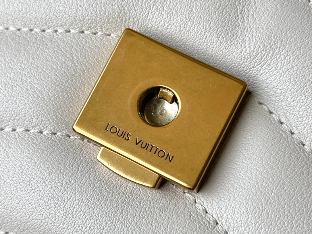 💰1180 (first-grain leather) top original order M21797 white This Hold Me handbag is a new product of its iconic New Wave quilted leather goods series, with exquisite shape and comfortable carrying. The body is smooth to the touch and features an elegant metal buckle. The removable and adjustable leather strap enhances the bag's ease of wear. Dimensions: 23 x 15 x 10 cm