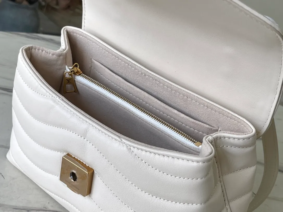💰1180 (first-grain leather) top original order M21797 white This Hold Me handbag is a new product of its iconic New Wave quilted leather goods series, with exquisite shape and comfortable carrying. The body is smooth to the touch and features an elegant metal buckle. The removable and adjustable leather strap enhances the bag's ease of wear. Dimensions: 23 x 15 x 10 cm