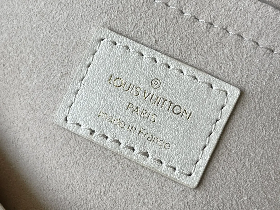💰1180 (first-grain leather) top original order M21797 white This Hold Me handbag is a new product of its iconic New Wave quilted leather goods series, with exquisite shape and comfortable carrying. The body is smooth to the touch and features an elegant metal buckle. The removable and adjustable leather strap enhances the bag's ease of wear. Dimensions: 23 x 15 x 10 cm