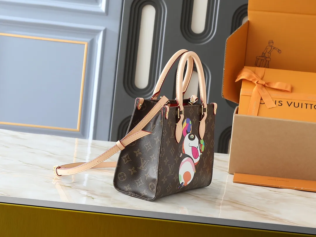 💰240💰Upgraded from the original M45659 M46373 M13668 M44571 Louis Vuitton x Murakami reissue series interprets the exquisite version of the OnTheGo handbag with playful touches. Monogram canvas and cow leather establish the brand's classic style, and Murakami's cute and cute panda image is transformed into front and back prints. The detachable and adjustable shoulder strap provides a variety of carrying options, and the zippered interior pocket keeps personal items safe and secure. Dimensions: 25.0 x 19.0 x 11.5 cm (length x height x width)