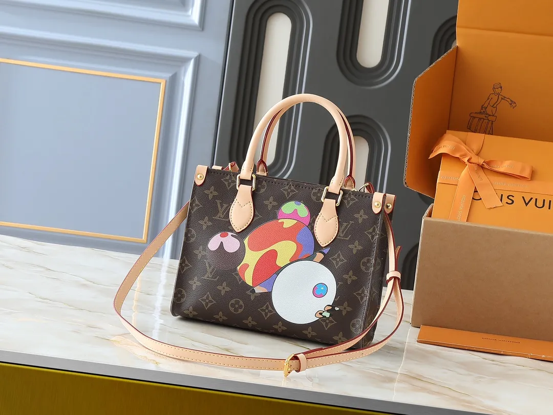 💰240💰Upgraded from the original M45659 M46373 M13668 M44571 Louis Vuitton x Murakami reissue series interprets the exquisite version of the OnTheGo handbag with playful touches. Monogram canvas and cow leather establish the brand's classic style, and Murakami's cute and cute panda image is transformed into front and back prints. The detachable and adjustable shoulder strap provides a variety of carrying options, and the zippered interior pocket keeps personal items safe and secure. Dimensions: 25.0 x 19.0 x 11.5 cm (length x height x width)
