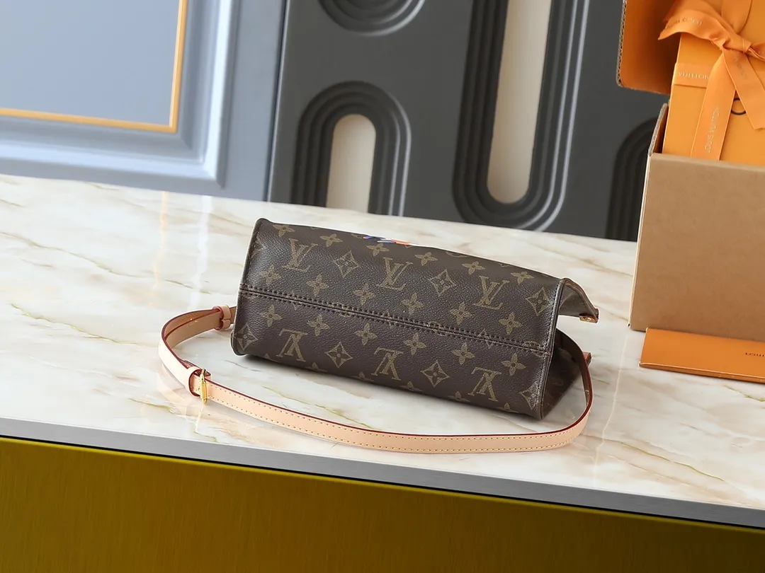 💰240💰Upgraded from the original M45659 M46373 M13668 M44571 Louis Vuitton x Murakami reissue series interprets the exquisite version of the OnTheGo handbag with playful touches. Monogram canvas and cow leather establish the brand's classic style, and Murakami's cute and cute panda image is transformed into front and back prints. The detachable and adjustable shoulder strap provides a variety of carrying options, and the zippered interior pocket keeps personal items safe and secure. Dimensions: 25.0 x 19.0 x 11.5 cm (length x height x width)