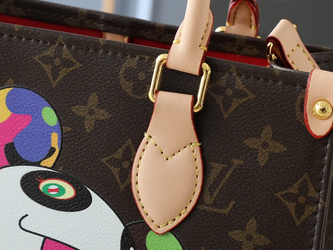 💰240💰Upgraded from the original M45659 M46373 M13668 M44571 Louis Vuitton x Murakami reissue series interprets the exquisite version of the OnTheGo handbag with playful touches. Monogram canvas and cow leather establish the brand's classic style, and Murakami's cute and cute panda image is transformed into front and back prints. The detachable and adjustable shoulder strap provides a variety of carrying options, and the zippered interior pocket keeps personal items safe and secure. Dimensions: 25.0 x 19.0 x 11.5 cm (length x height x width)