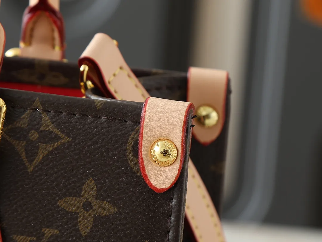 💰240💰Upgraded from the original M45659 M46373 M13668 M44571 Louis Vuitton x Murakami reissue series interprets the exquisite version of the OnTheGo handbag with playful touches. Monogram canvas and cow leather establish the brand's classic style, and Murakami's cute and cute panda image is transformed into front and back prints. The detachable and adjustable shoulder strap provides a variety of carrying options, and the zippered interior pocket keeps personal items safe and secure. Dimensions: 25.0 x 19.0 x 11.5 cm (length x height x width)