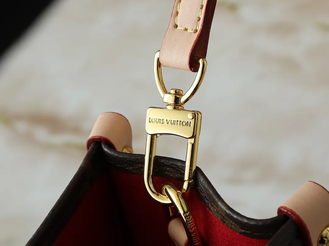 💰240💰Upgraded from the original M45659 M46373 M13668 M44571 Louis Vuitton x Murakami reissue series interprets the exquisite version of the OnTheGo handbag with playful touches. Monogram canvas and cow leather establish the brand's classic style, and Murakami's cute and cute panda image is transformed into front and back prints. The detachable and adjustable shoulder strap provides a variety of carrying options, and the zippered interior pocket keeps personal items safe and secure. Dimensions: 25.0 x 19.0 x 11.5 cm (length x height x width)