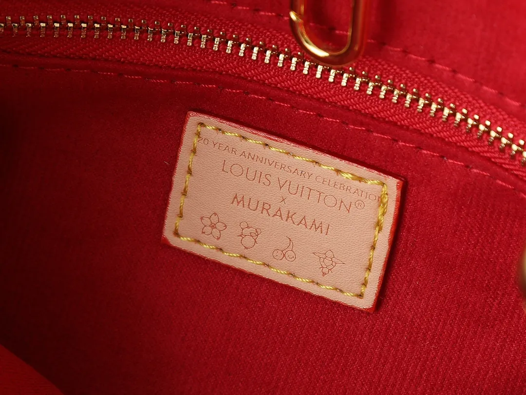 💰240💰Upgraded from the original M45659 M46373 M13668 M44571 Louis Vuitton x Murakami reissue series interprets the exquisite version of the OnTheGo handbag with playful touches. Monogram canvas and cow leather establish the brand's classic style, and Murakami's cute and cute panda image is transformed into front and back prints. The detachable and adjustable shoulder strap provides a variety of carrying options, and the zippered interior pocket keeps personal items safe and secure. Dimensions: 25.0 x 19.0 x 11.5 cm (length x height x width)