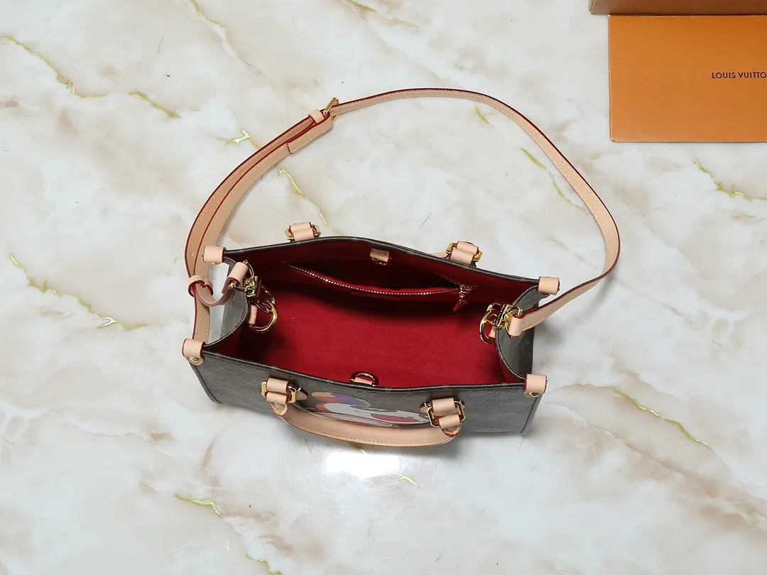💰240💰Upgraded from the original M45659 M46373 M13668 M44571 Louis Vuitton x Murakami reissue series interprets the exquisite version of the OnTheGo handbag with playful touches. Monogram canvas and cow leather establish the brand's classic style, and Murakami's cute and cute panda image is transformed into front and back prints. The detachable and adjustable shoulder strap provides a variety of carrying options, and the zippered interior pocket keeps personal items safe and secure. Dimensions: 25.0 x 19.0 x 11.5 cm (length x height x width)