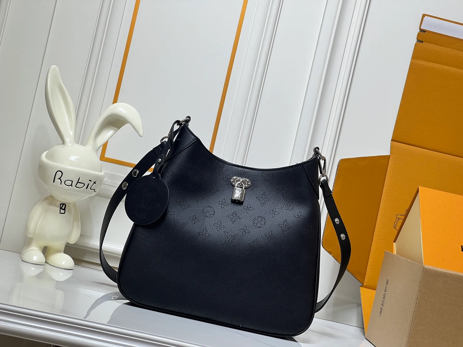 Batch 280💰Upgraded from the original M14617. This medium-sized All Around handbag is made of engraved leather tracing the Monogram perforation pattern, and uses a Yingze padlock magnetic clasp to upgrade the classic charm. The LV leather decoration highlights the ingenious details. Whether worn cross-body or on the shoulder, it can elegantly brighten up daily looks. Dimensions: 28.0 x 25.0 x 8.0 cm (length x height x width)