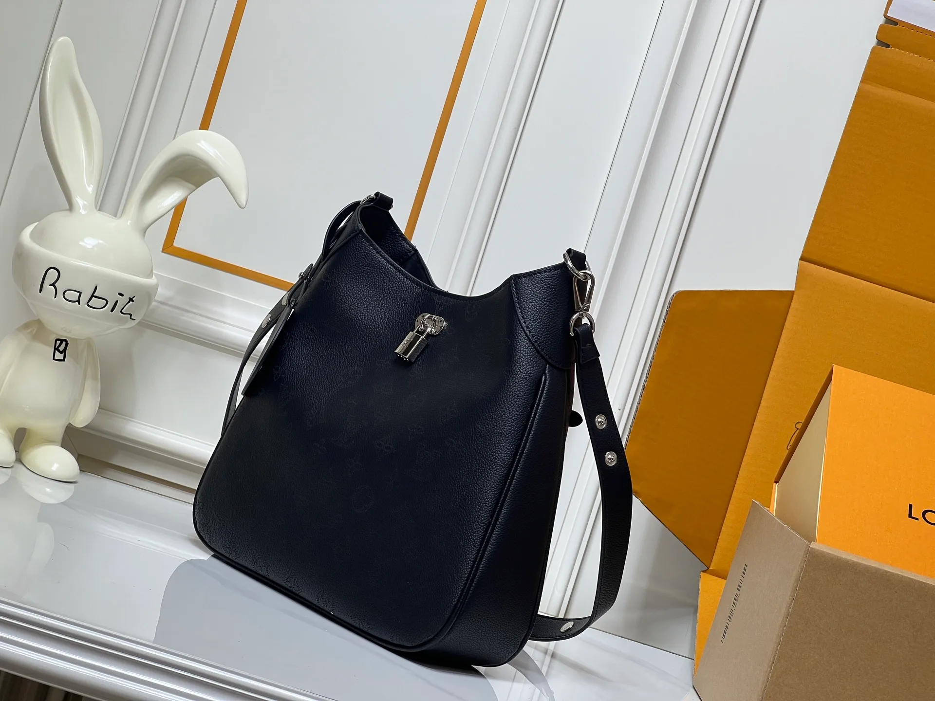 Batch 280💰Upgraded from the original M14617. This medium-sized All Around handbag is made of engraved leather tracing the Monogram perforation pattern, and uses a Yingze padlock magnetic clasp to upgrade the classic charm. The LV leather decoration highlights the ingenious details. Whether worn cross-body or on the shoulder, it can elegantly brighten up daily looks. Dimensions: 28.0 x 25.0 x 8.0 cm (length x height x width)