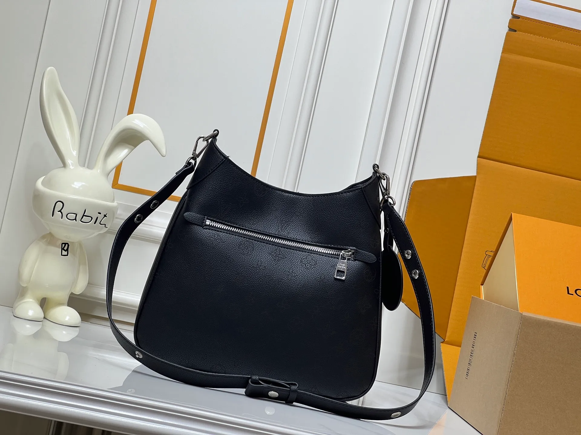 Batch 280💰Upgraded from the original M14617. This medium-sized All Around handbag is made of engraved leather tracing the Monogram perforation pattern, and uses a Yingze padlock magnetic clasp to upgrade the classic charm. The LV leather decoration highlights the ingenious details. Whether worn cross-body or on the shoulder, it can elegantly brighten up daily looks. Dimensions: 28.0 x 25.0 x 8.0 cm (length x height x width)