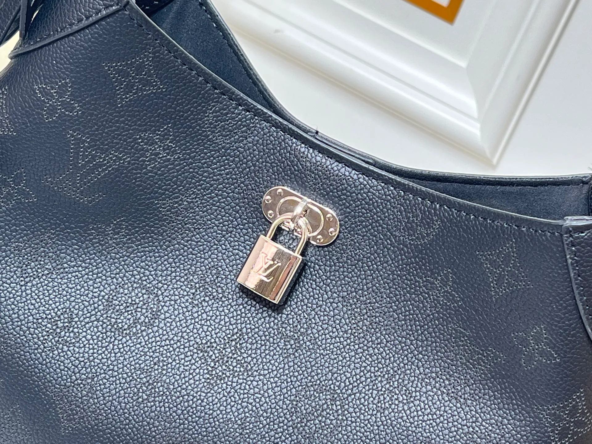 Batch 280💰Upgraded from the original M14617. This medium-sized All Around handbag is made of engraved leather tracing the Monogram perforation pattern, and uses a Yingze padlock magnetic clasp to upgrade the classic charm. The LV leather decoration highlights the ingenious details. Whether worn cross-body or on the shoulder, it can elegantly brighten up daily looks. Dimensions: 28.0 x 25.0 x 8.0 cm (length x height x width)