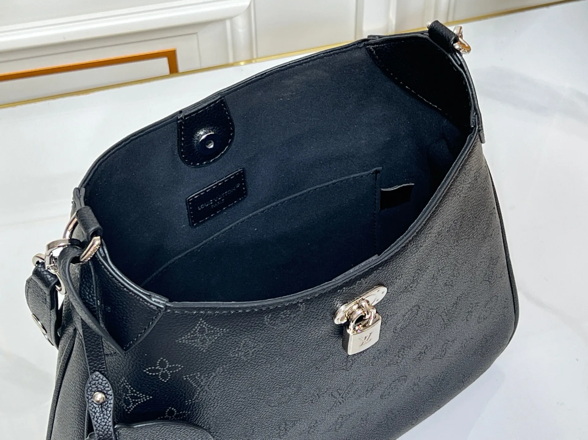 Batch 280💰Upgraded from the original M14617. This medium-sized All Around handbag is made of engraved leather tracing the Monogram perforation pattern, and uses a Yingze padlock magnetic clasp to upgrade the classic charm. The LV leather decoration highlights the ingenious details. Whether worn cross-body or on the shoulder, it can elegantly brighten up daily looks. Dimensions: 28.0 x 25.0 x 8.0 cm (length x height x width)