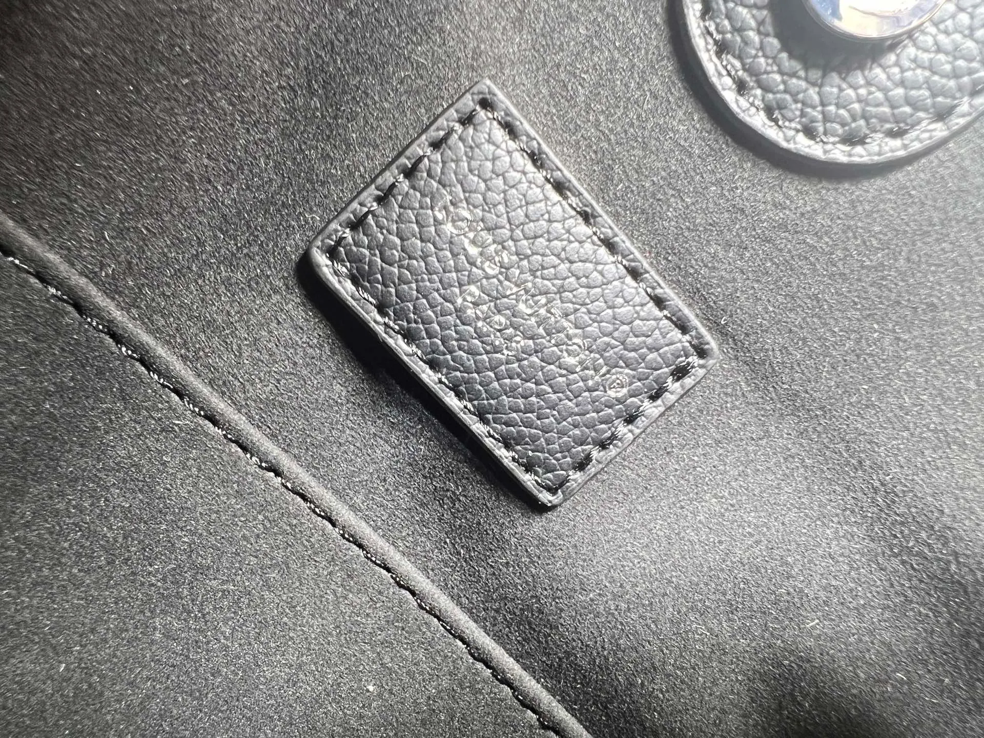 Batch 280💰Upgraded from the original M14617. This medium-sized All Around handbag is made of engraved leather tracing the Monogram perforation pattern, and uses a Yingze padlock magnetic clasp to upgrade the classic charm. The LV leather decoration highlights the ingenious details. Whether worn cross-body or on the shoulder, it can elegantly brighten up daily looks. Dimensions: 28.0 x 25.0 x 8.0 cm (length x height x width)