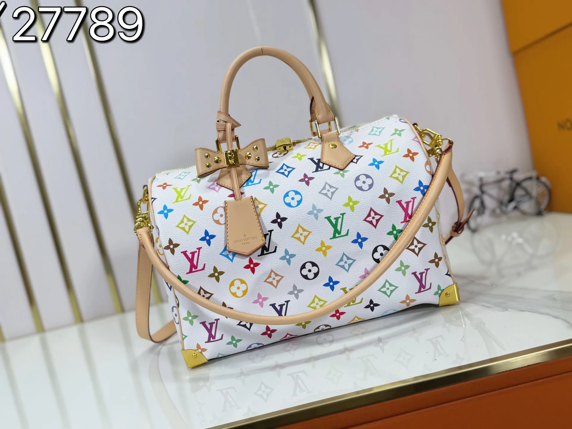 P300 Upgraded original version M27789 M13805 M13257 M40391 LV Murakami Takashi co-branded NANOSPEEDY handbag This Nano Speedy handbag combines Monogram canvas and cow leather trim printing, with 33 colorful interpretations of white tricolor and black tricolor. It has been launched in twelve sections and is very popular around the world and is loved by celebrities and celebrities. 30.0 x 21.0 x 17.0 cm