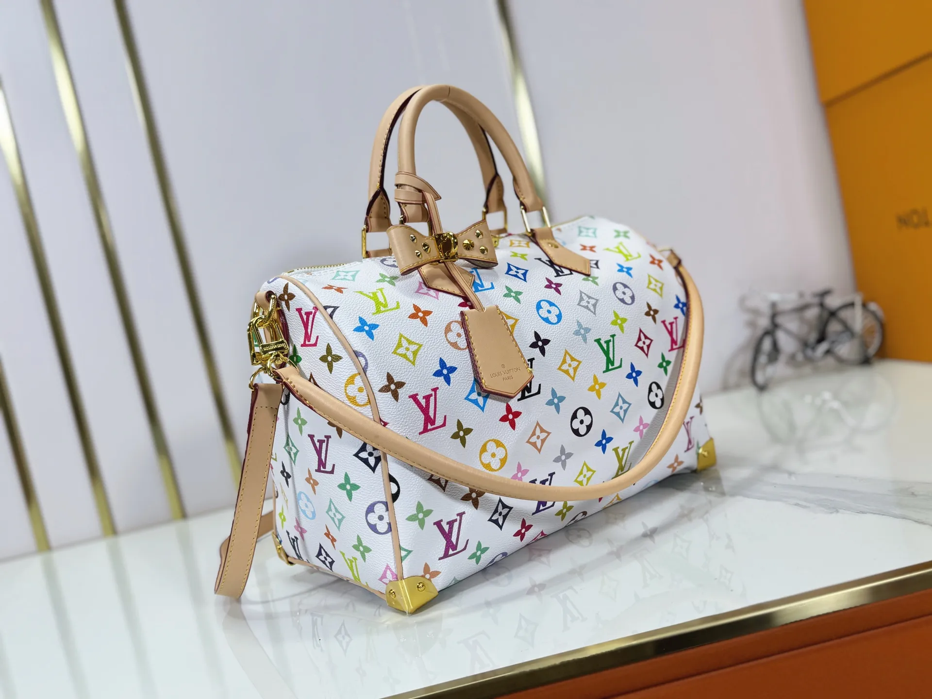 P300 Upgraded original version M27789 M13805 M13257 M40391 LV Murakami Takashi co-branded NANOSPEEDY handbag This Nano Speedy handbag combines Monogram canvas and cow leather trim printing, with 33 colorful interpretations of white tricolor and black tricolor. It has been launched in twelve sections and is very popular around the world and is loved by celebrities and celebrities. 30.0 x 21.0 x 17.0 cm