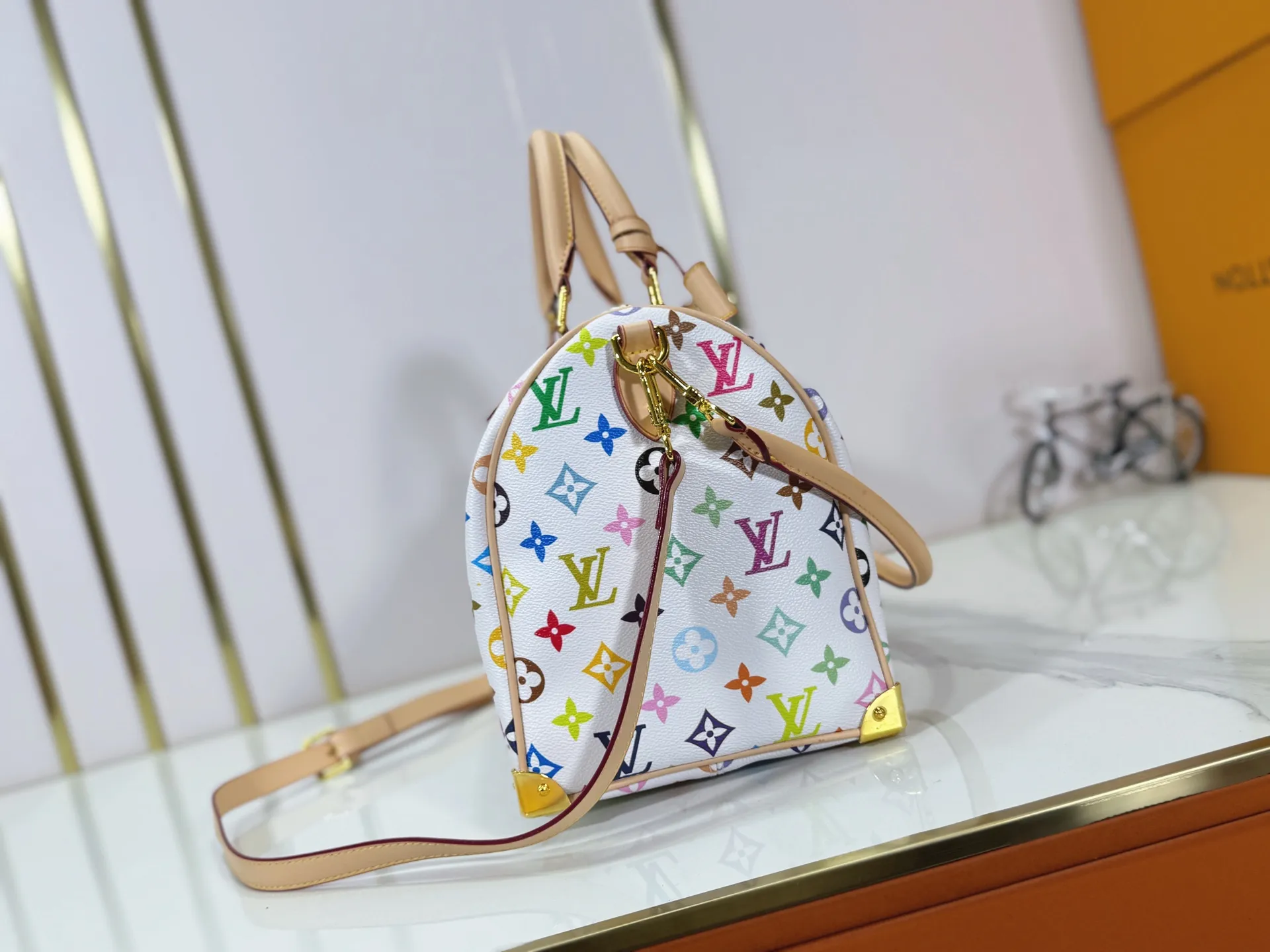 P300 Upgraded original version M27789 M13805 M13257 M40391 LV Murakami Takashi co-branded NANOSPEEDY handbag This Nano Speedy handbag combines Monogram canvas and cow leather trim printing, with 33 colorful interpretations of white tricolor and black tricolor. It has been launched in twelve sections and is very popular around the world and is loved by celebrities and celebrities. 30.0 x 21.0 x 17.0 cm