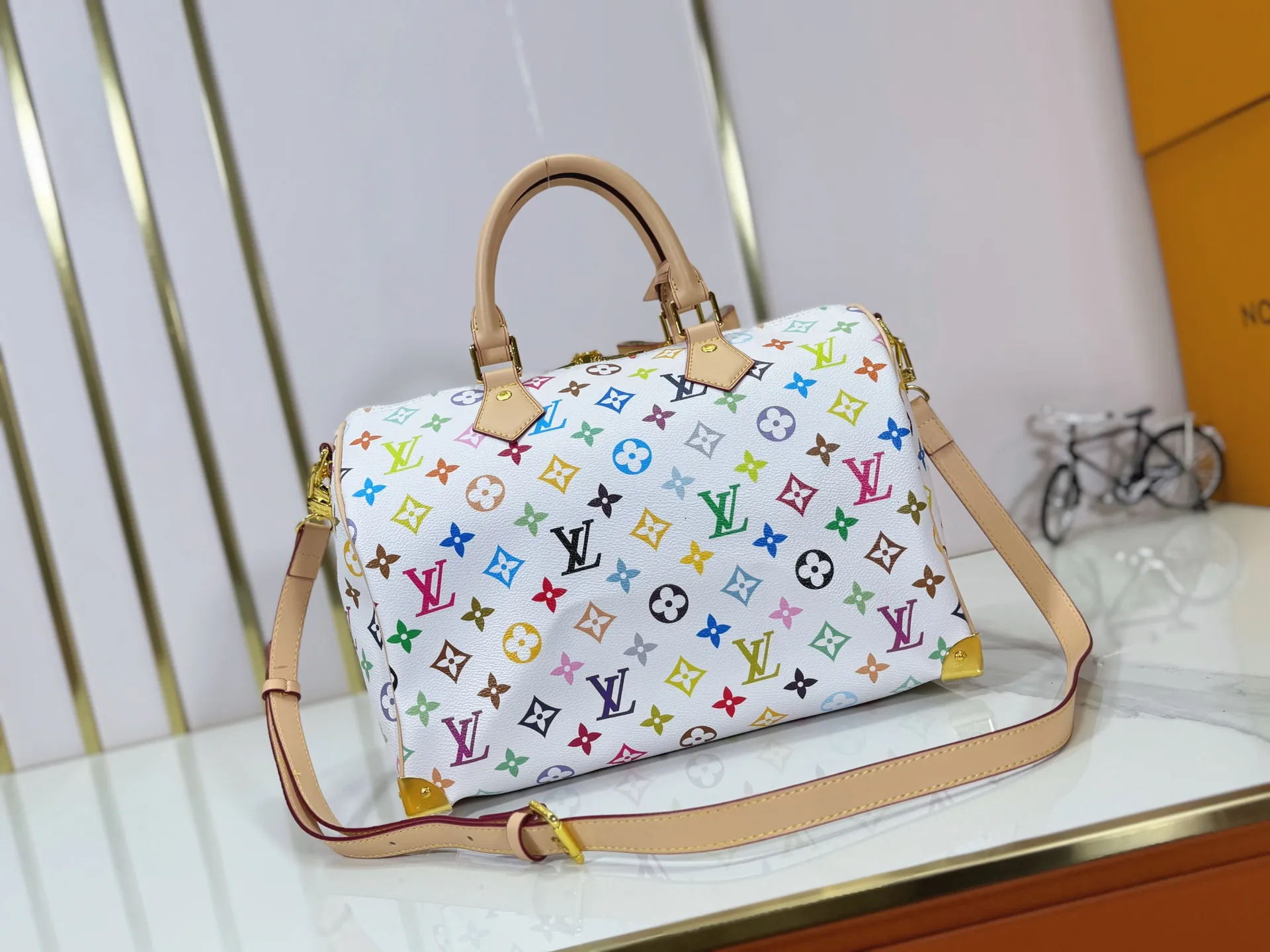 P300 Upgraded original version M27789 M13805 M13257 M40391 LV Murakami Takashi co-branded NANOSPEEDY handbag This Nano Speedy handbag combines Monogram canvas and cow leather trim printing, with 33 colorful interpretations of white tricolor and black tricolor. It has been launched in twelve sections and is very popular around the world and is loved by celebrities and celebrities. 30.0 x 21.0 x 17.0 cm