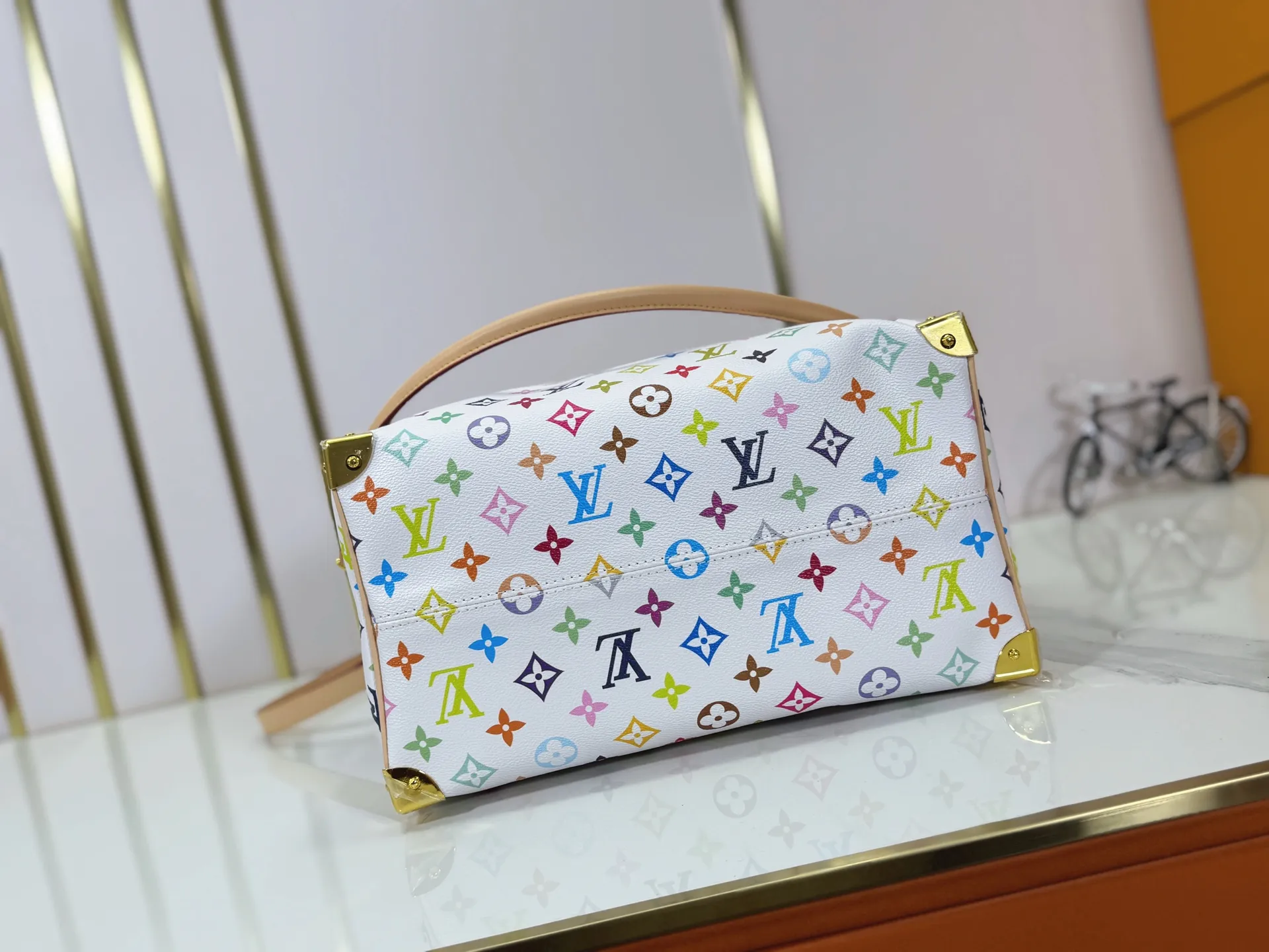 P300 Upgraded original version M27789 M13805 M13257 M40391 LV Murakami Takashi co-branded NANOSPEEDY handbag This Nano Speedy handbag combines Monogram canvas and cow leather trim printing, with 33 colorful interpretations of white tricolor and black tricolor. It has been launched in twelve sections and is very popular around the world and is loved by celebrities and celebrities. 30.0 x 21.0 x 17.0 cm