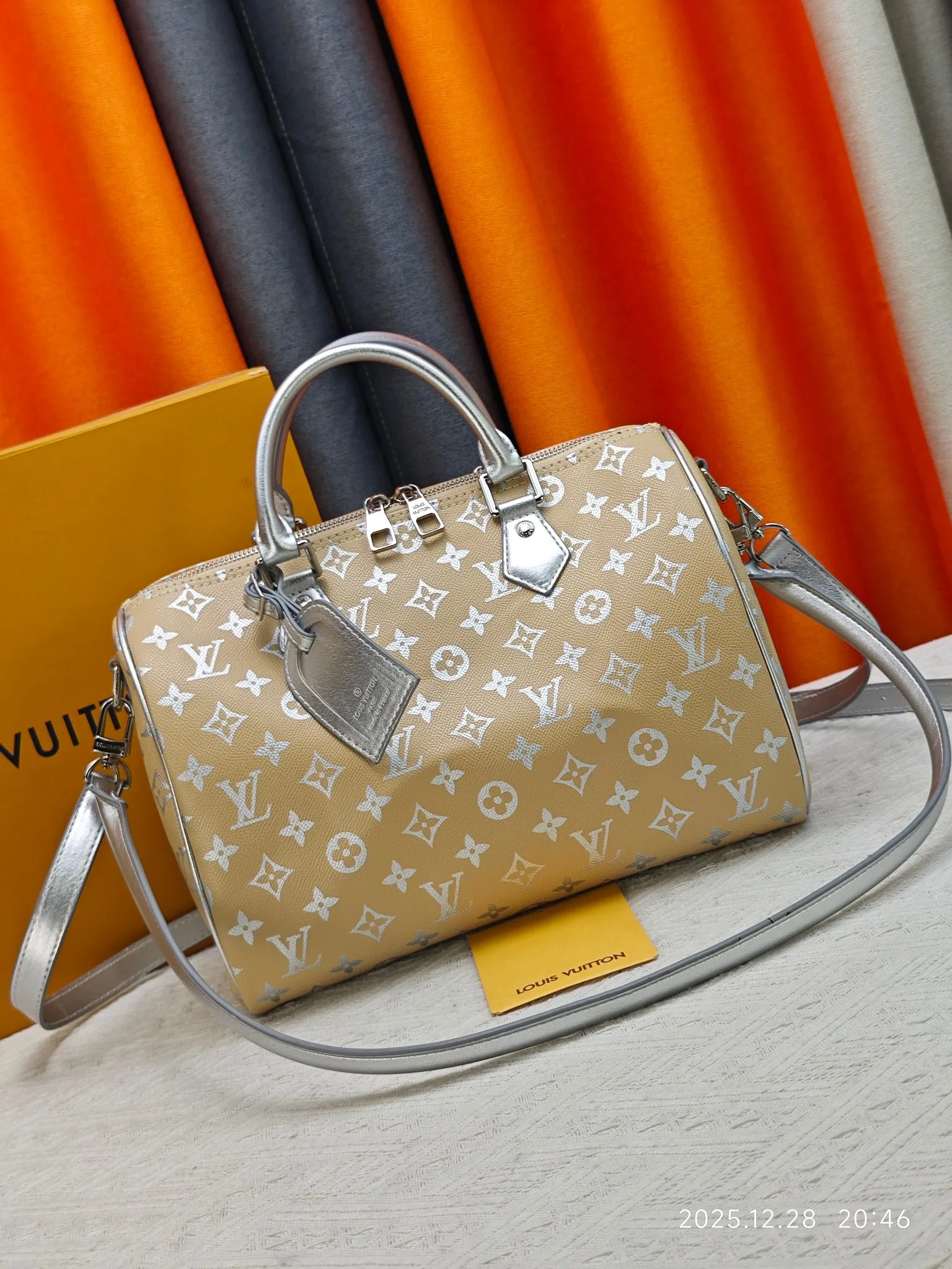 p320 M18076 M15159 M25766 M13344 Runway model This Speedy Soft 30 is from the LV Travels With Grace Coddlington series. It is made of rich-toned cow leather with gold hardware and interesting embossed shapes. Removable name tag features Grace Coddington's handwriting. Size: 30X21X17 cm