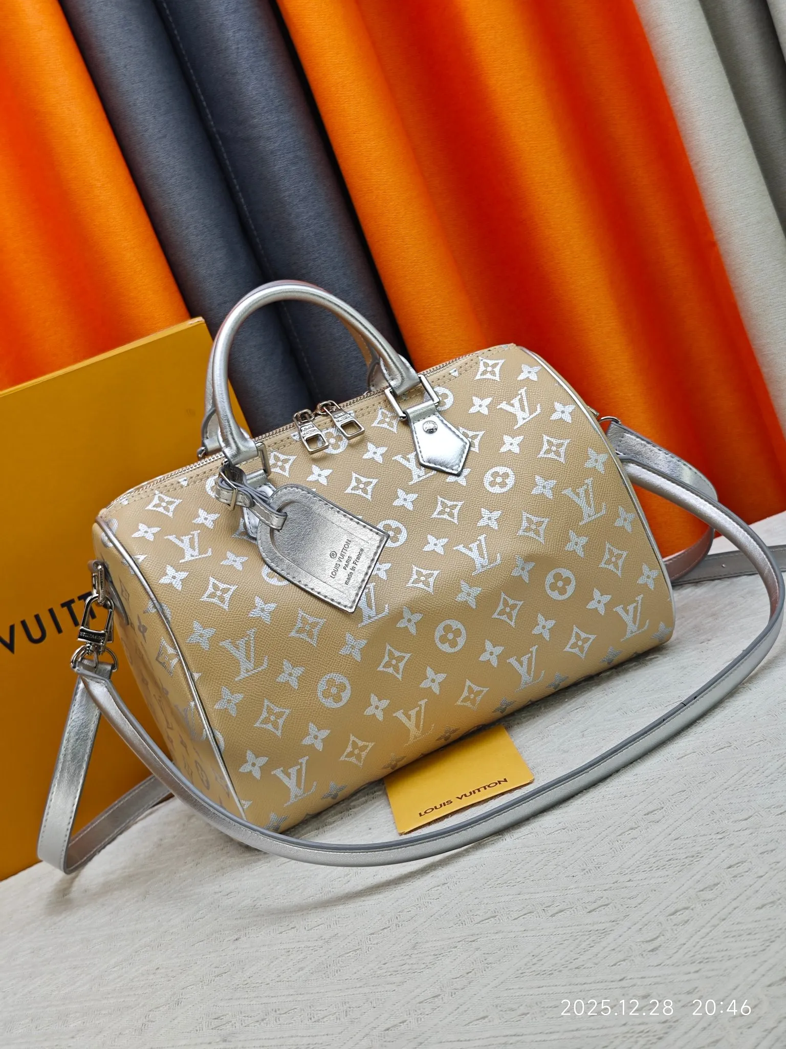 p320 M18076 M15159 M25766 M13344 Runway model This Speedy Soft 30 is from the LV Travels With Grace Coddlington series. It is made of rich-toned cow leather with gold hardware and interesting embossed shapes. Removable name tag features Grace Coddington's handwriting. Size: 30X21X17 cm
