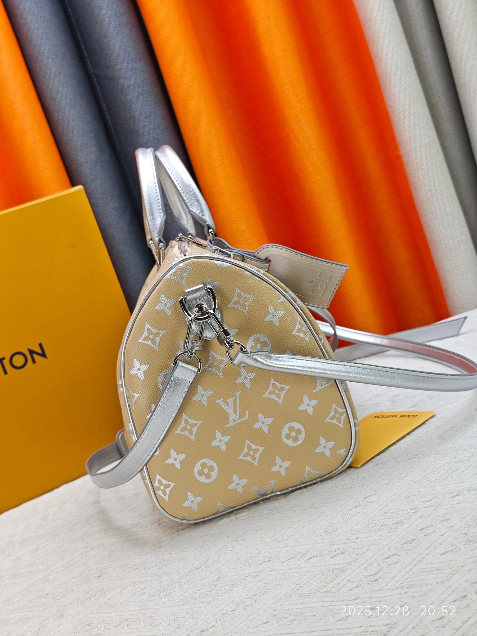 p320 M18076 M15159 M25766 M13344 Runway model This Speedy Soft 30 is from the LV Travels With Grace Coddlington series. It is made of rich-toned cow leather with gold hardware and interesting embossed shapes. Removable name tag features Grace Coddington's handwriting. Size: 30X21X17 cm