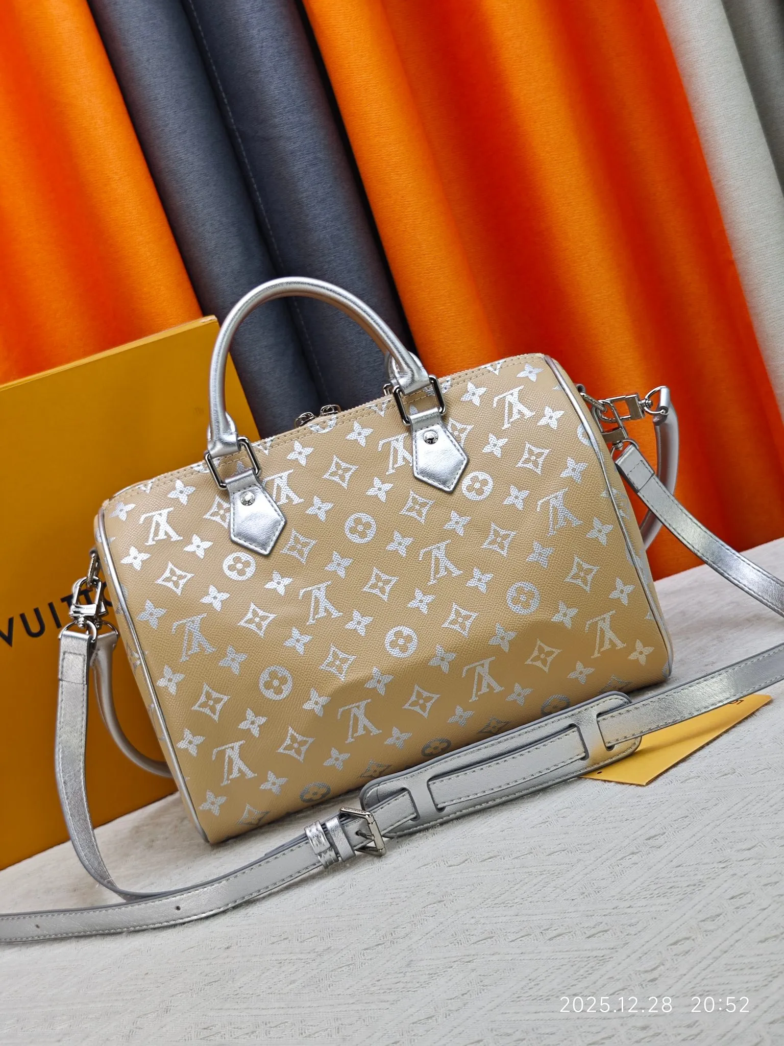 p320 M18076 M15159 M25766 M13344 Runway model This Speedy Soft 30 is from the LV Travels With Grace Coddlington series. It is made of rich-toned cow leather with gold hardware and interesting embossed shapes. Removable name tag features Grace Coddington's handwriting. Size: 30X21X17 cm