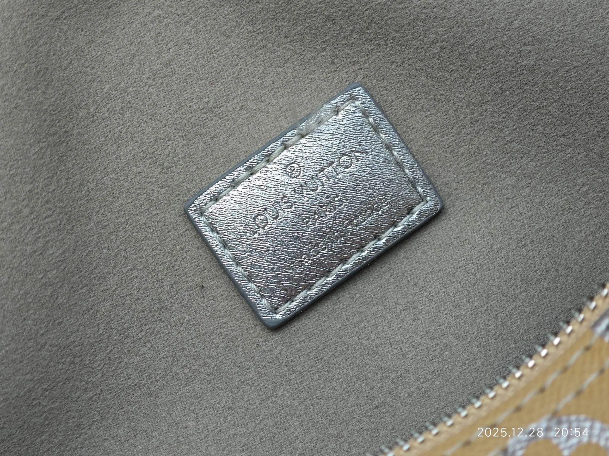 p320 M18076 M15159 M25766 M13344 Runway model This Speedy Soft 30 is from the LV Travels With Grace Coddlington series. It is made of rich-toned cow leather with gold hardware and interesting embossed shapes. Removable name tag features Grace Coddington's handwriting. Size: 30X21X17 cm