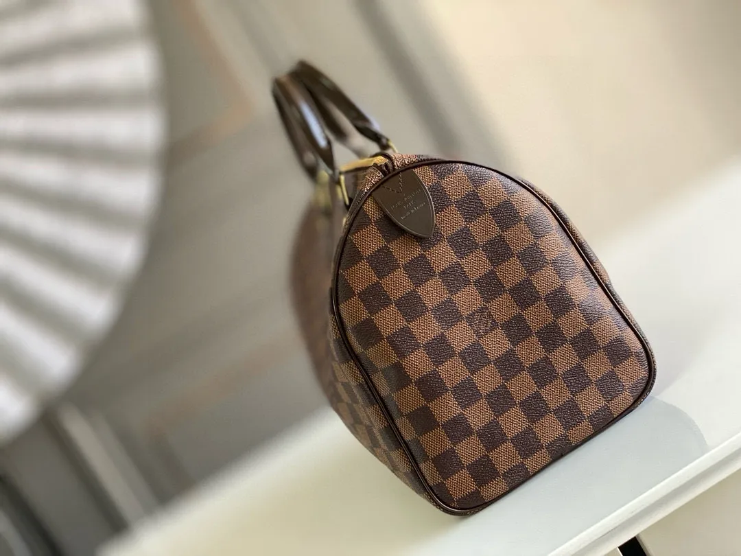 💰760 (strapless model) top original N41364 SPEEDY 30 handbag. Launched in 1930, the Speedy handbag was inspired by the travel revolution at that time and fully displays Louis Vuitton's iconic design style. This uniquely designed and ideal urban handbag is a stylish choice for urban girls. The Speedy 30 bag in Monogram canvas is as elegant as it is practical and durable. Detailed features 30 x 21 x 17 cm (Length x Height x Width) Shiny gold-tone brass hardware Fabric lining Leather trim Handles: Double handle