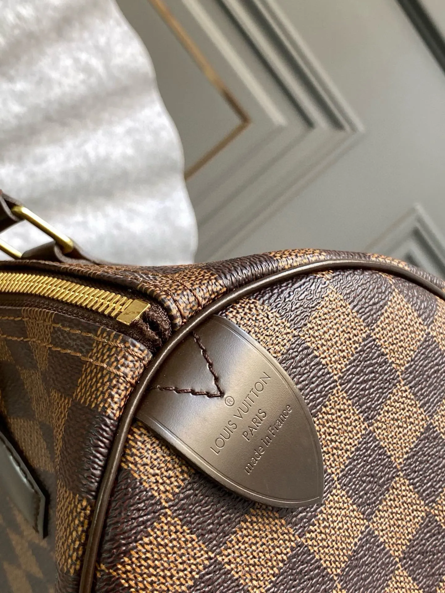 💰760 (strapless model) top original N41364 SPEEDY 30 handbag. Launched in 1930, the Speedy handbag was inspired by the travel revolution at that time and fully displays Louis Vuitton's iconic design style. This uniquely designed and ideal urban handbag is a stylish choice for urban girls. The Speedy 30 bag in Monogram canvas is as elegant as it is practical and durable. Detailed features 30 x 21 x 17 cm (Length x Height x Width) Shiny gold-tone brass hardware Fabric lining Leather trim Handles: Double handle