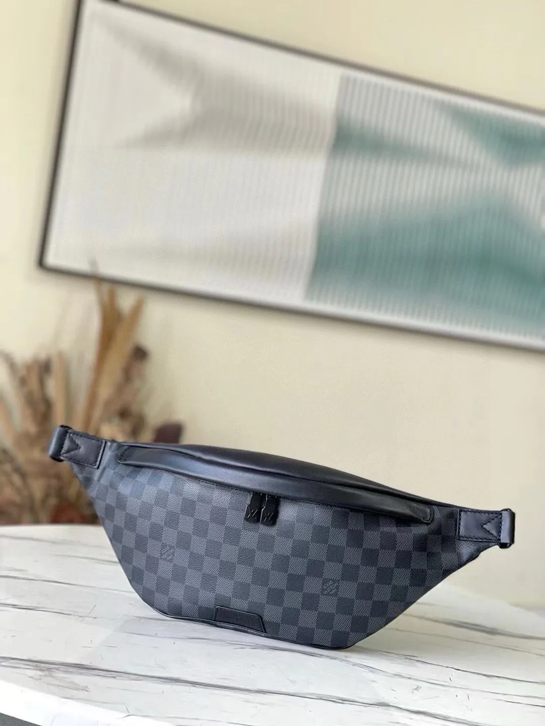 💰740 Top Original N40187 Black Check DISCOVERY Waist Bag This Discovery Waist Bag is made of soft Monogram Shadow embossed calfskin, with a charming retro flavor that interprets casual fashion style. The style is versatile and functional, with front and rear zippered pockets for easy access to your phone, keys and cards, while the adjustable strap makes it easy to wear around the waist, shoulder or cross-body. 47.0 x 20.0 x 9.0 cm 56%