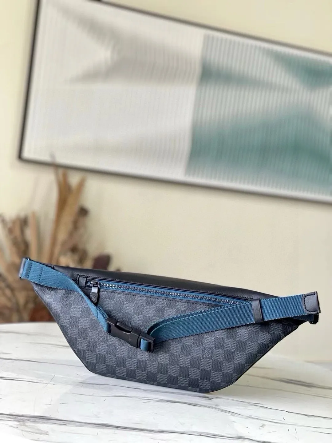 💰740 Top Original N40187 Black Check DISCOVERY Waist Bag This Discovery Waist Bag is made of soft Monogram Shadow embossed calfskin, with a charming retro flavor that interprets casual fashion style. The style is versatile and functional, with front and rear zippered pockets for easy access to your phone, keys and cards, while the adjustable strap makes it easy to wear around the waist, shoulder or cross-body. 47.0 x 20.0 x 9.0 cm 56%
