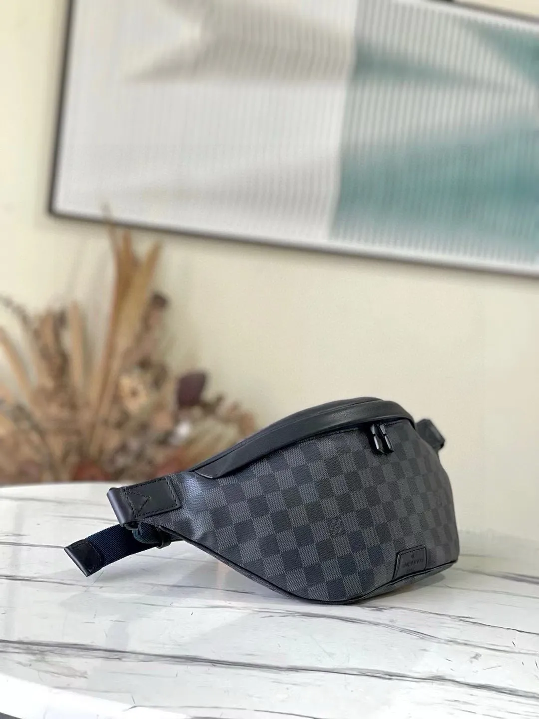 💰740 Top Original N40187 Black Check DISCOVERY Waist Bag This Discovery Waist Bag is made of soft Monogram Shadow embossed calfskin, with a charming retro flavor that interprets casual fashion style. The style is versatile and functional, with front and rear zippered pockets for easy access to your phone, keys and cards, while the adjustable strap makes it easy to wear around the waist, shoulder or cross-body. 47.0 x 20.0 x 9.0 cm 56%