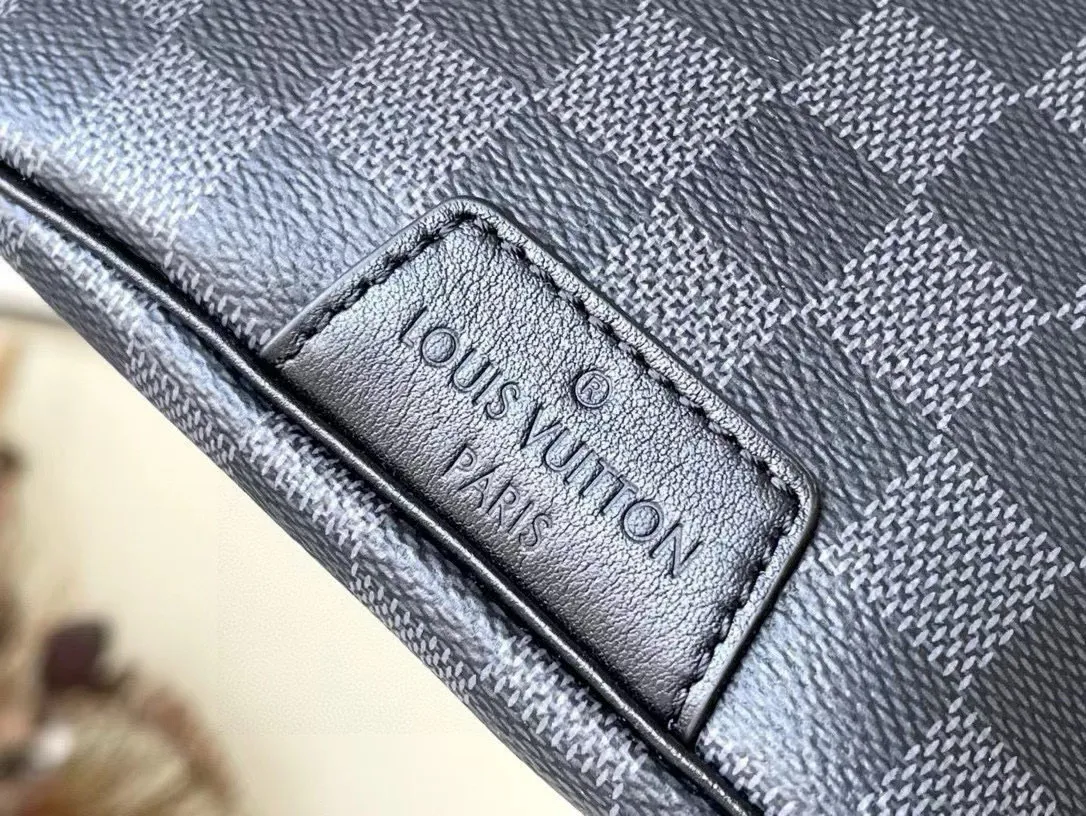 💰740 Top Original N40187 Black Check DISCOVERY Waist Bag This Discovery Waist Bag is made of soft Monogram Shadow embossed calfskin, with a charming retro flavor that interprets casual fashion style. The style is versatile and functional, with front and rear zippered pockets for easy access to your phone, keys and cards, while the adjustable strap makes it easy to wear around the waist, shoulder or cross-body. 47.0 x 20.0 x 9.0 cm 56%