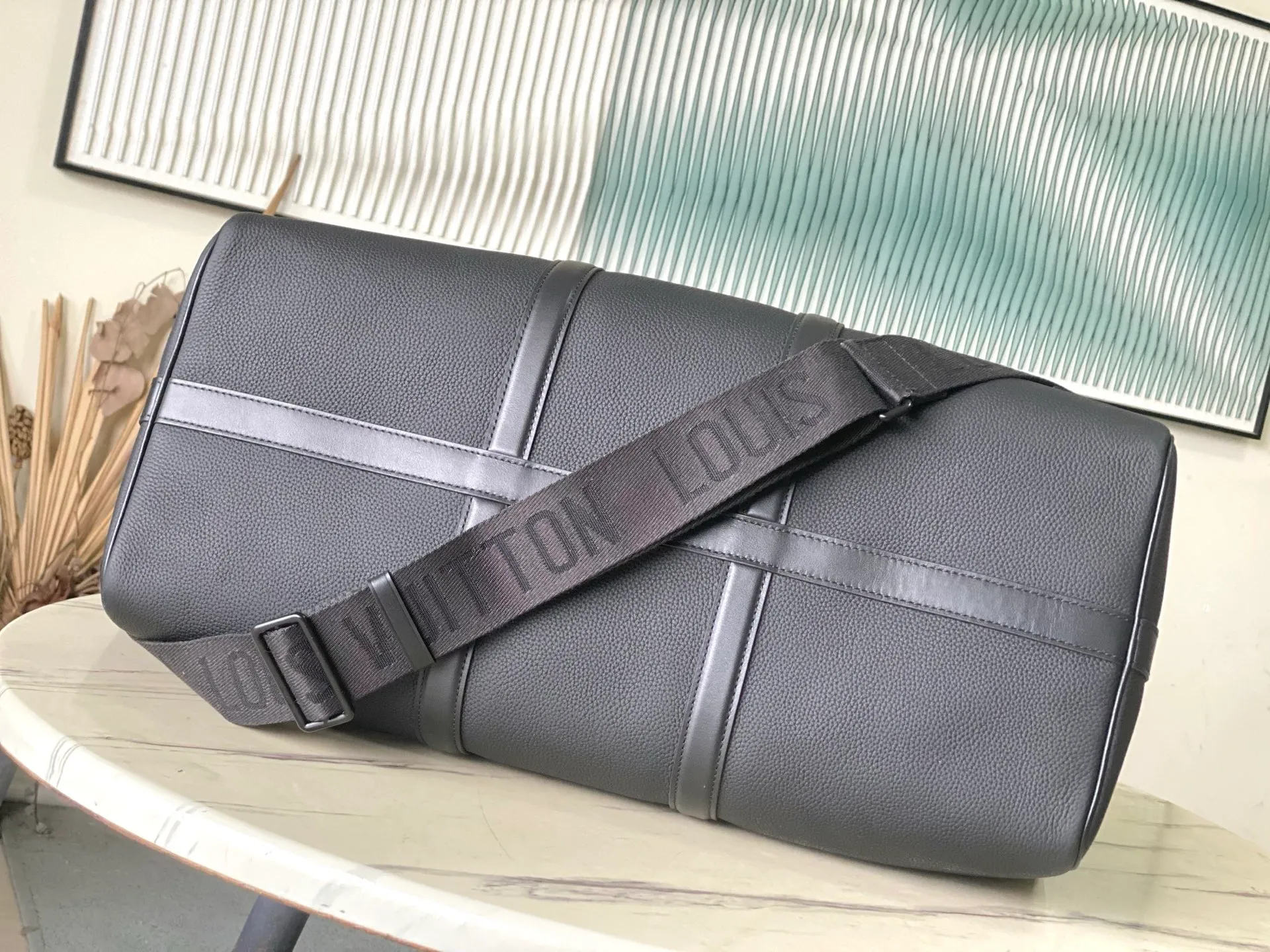 💰1480 (top-grain leather) top original order M21420 This Keepall travel bag is made of LV Aerogram cow leather to create a classic configuration, witnessing Louis Vuitton’s exquisite leather craftsmanship. The leather tag and jacquard shoulder strap reference the brand's travel heritage, and the carry-on size is perfect for weekend getaways. Dimensions: 29 x 23 x 50 cm
