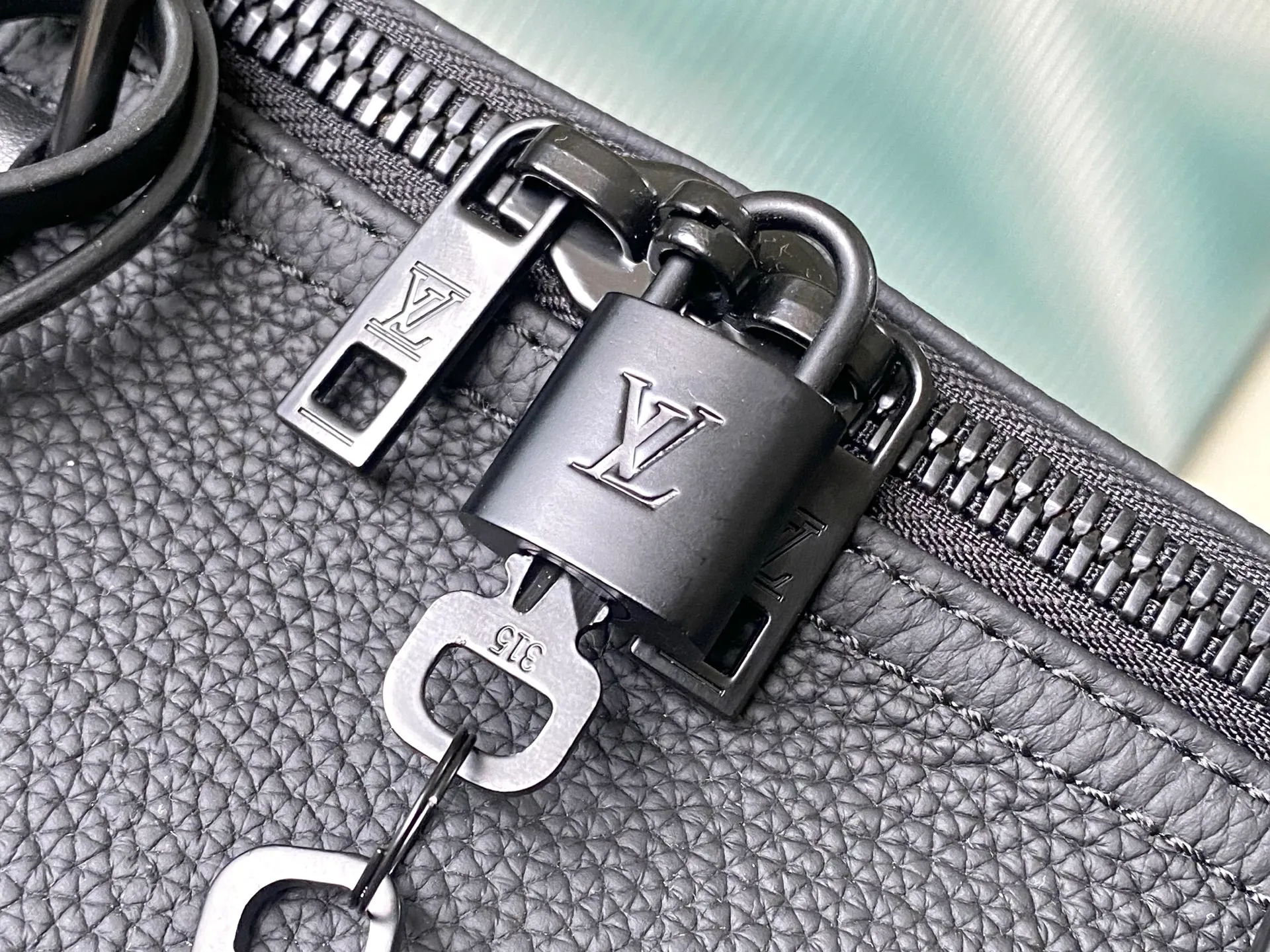 💰1480 (top-grain leather) top original order M21420 This Keepall travel bag is made of LV Aerogram cow leather to create a classic configuration, witnessing Louis Vuitton’s exquisite leather craftsmanship. The leather tag and jacquard shoulder strap reference the brand's travel heritage, and the carry-on size is perfect for weekend getaways. Dimensions: 29 x 23 x 50 cm