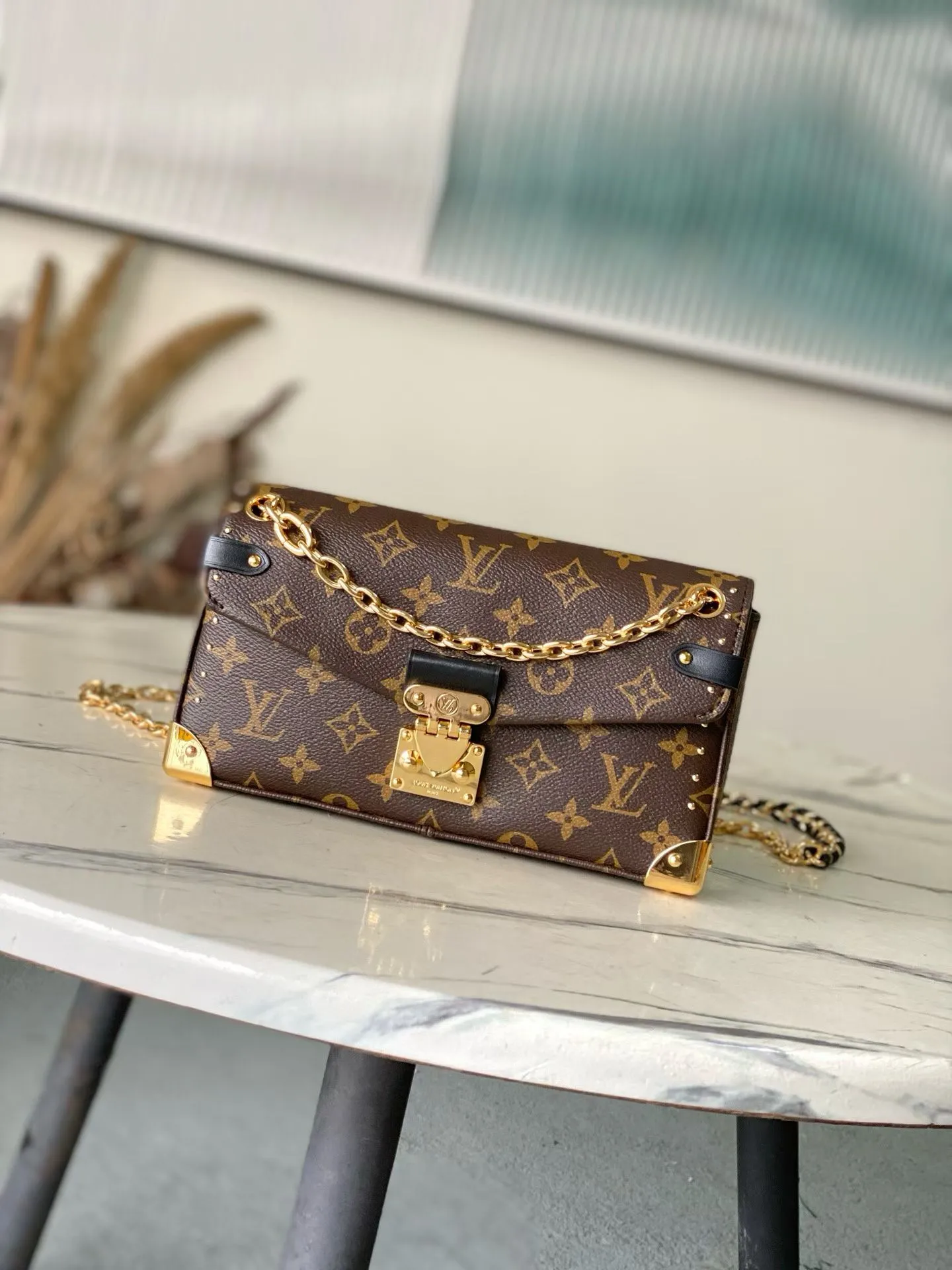 💰980 (Steel Hardware) Top Original Order M27266 This East West horizontal version of the Trunkie handbag inherits the essence of the prototype while presenting an elegant baguette bag silhouette. The handbag is made of iconic Monogram canvas, equipped with leather locks, dazzling corners, studs and S-lock locks to pay tribute to the brand's travel heritage. Equipped with a sliding chain, providing multiple carrying options. Dimensions: 25 × 15 × 6 cm