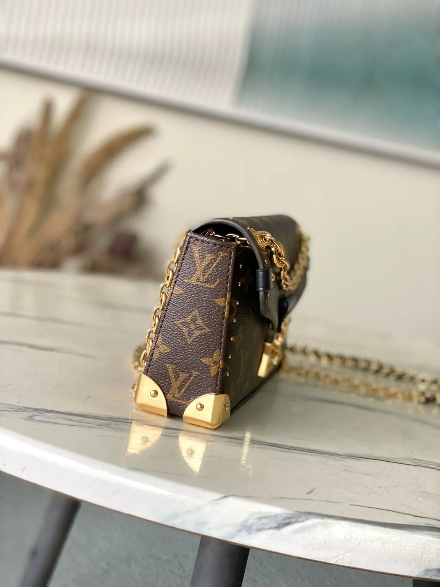💰980 (Steel Hardware) Top Original Order M27266 This East West horizontal version of the Trunkie handbag inherits the essence of the prototype while presenting an elegant baguette bag silhouette. The handbag is made of iconic Monogram canvas, equipped with leather locks, dazzling corners, studs and S-lock locks to pay tribute to the brand's travel heritage. Equipped with a sliding chain, providing multiple carrying options. Dimensions: 25 × 15 × 6 cm