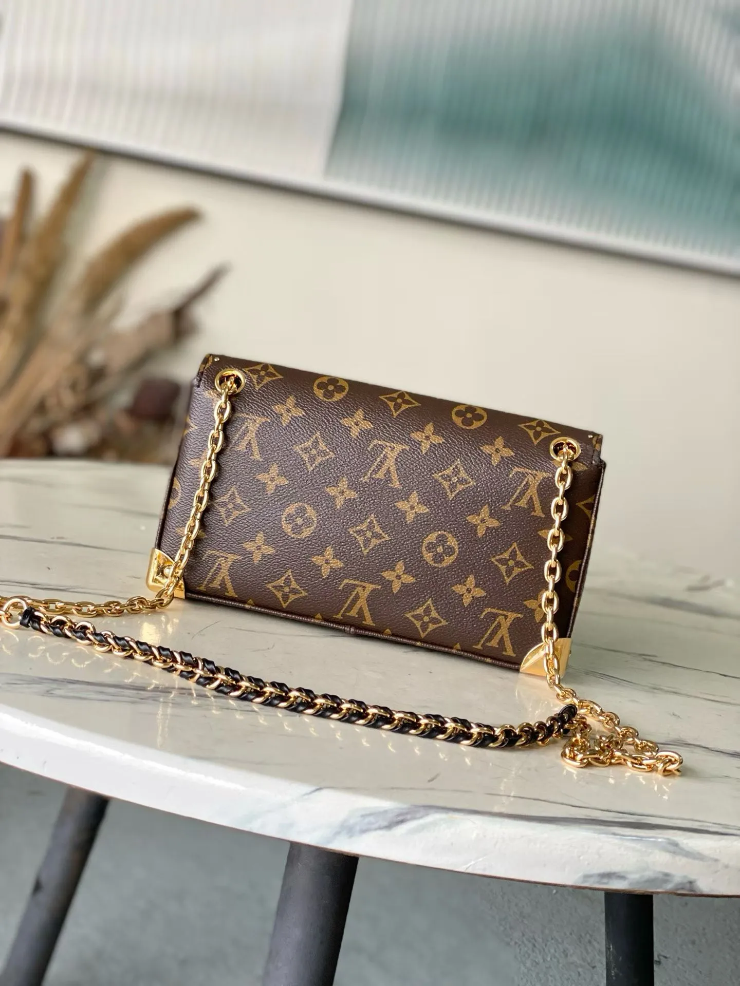 💰980 (Steel Hardware) Top Original Order M27266 This East West horizontal version of the Trunkie handbag inherits the essence of the prototype while presenting an elegant baguette bag silhouette. The handbag is made of iconic Monogram canvas, equipped with leather locks, dazzling corners, studs and S-lock locks to pay tribute to the brand's travel heritage. Equipped with a sliding chain, providing multiple carrying options. Dimensions: 25 × 15 × 6 cm