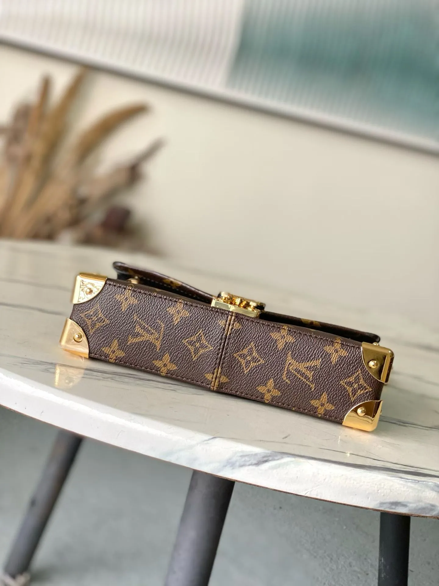 💰980 (Steel Hardware) Top Original Order M27266 This East West horizontal version of the Trunkie handbag inherits the essence of the prototype while presenting an elegant baguette bag silhouette. The handbag is made of iconic Monogram canvas, equipped with leather locks, dazzling corners, studs and S-lock locks to pay tribute to the brand's travel heritage. Equipped with a sliding chain, providing multiple carrying options. Dimensions: 25 × 15 × 6 cm
