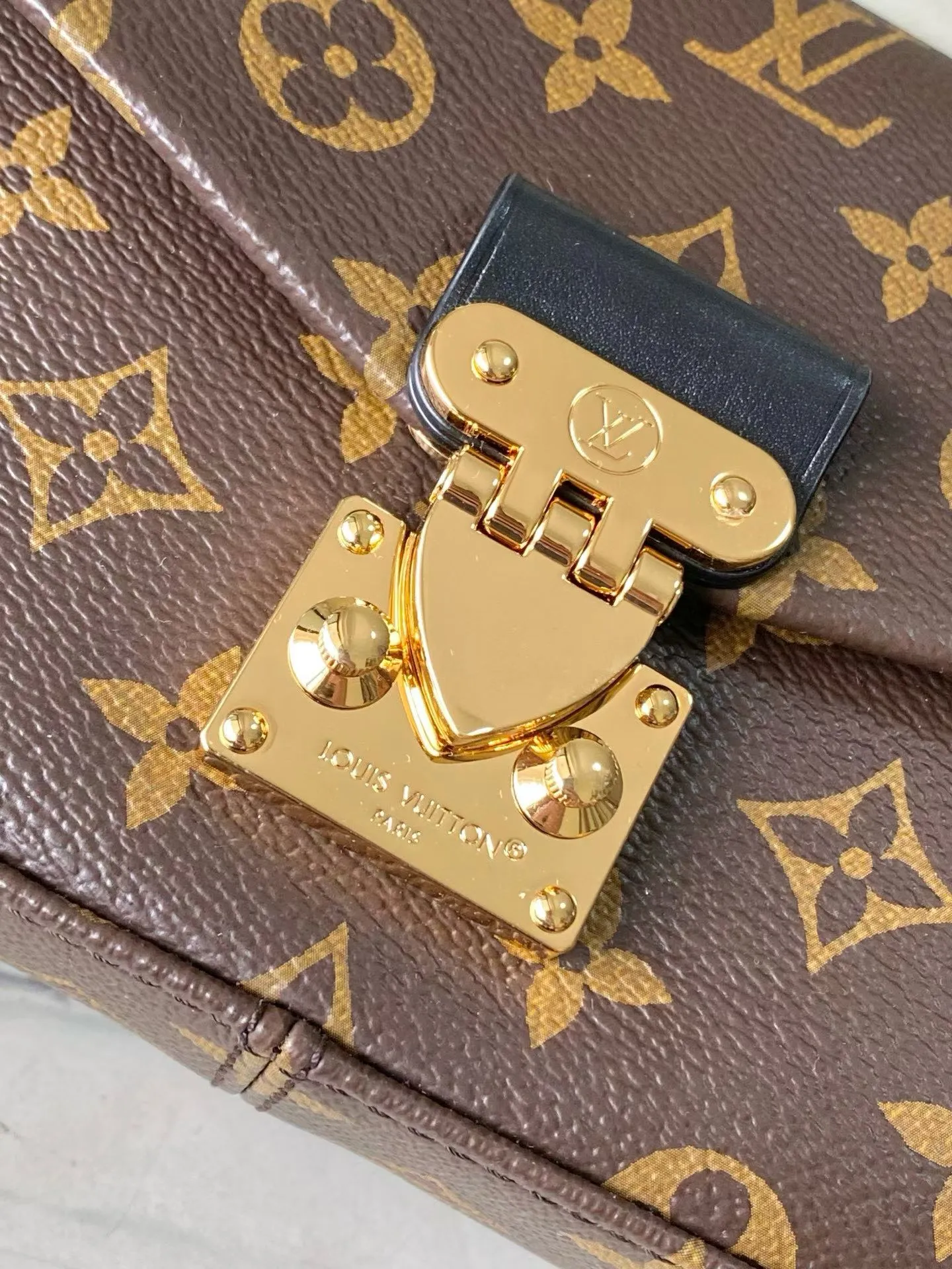 💰980 (Steel Hardware) Top Original Order M27266 This East West horizontal version of the Trunkie handbag inherits the essence of the prototype while presenting an elegant baguette bag silhouette. The handbag is made of iconic Monogram canvas, equipped with leather locks, dazzling corners, studs and S-lock locks to pay tribute to the brand's travel heritage. Equipped with a sliding chain, providing multiple carrying options. Dimensions: 25 × 15 × 6 cm