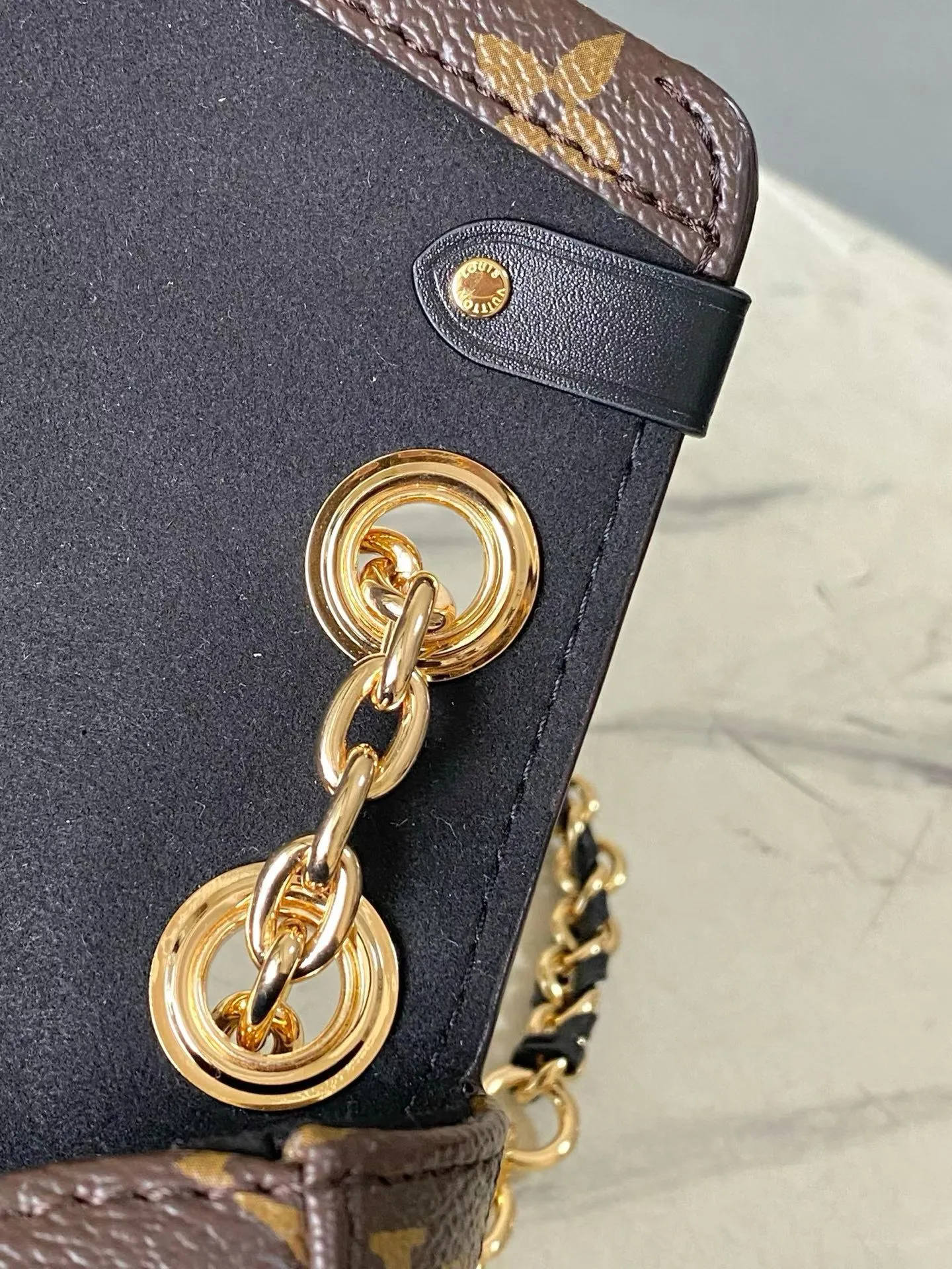 💰980 (Steel Hardware) Top Original Order M27266 This East West horizontal version of the Trunkie handbag inherits the essence of the prototype while presenting an elegant baguette bag silhouette. The handbag is made of iconic Monogram canvas, equipped with leather locks, dazzling corners, studs and S-lock locks to pay tribute to the brand's travel heritage. Equipped with a sliding chain, providing multiple carrying options. Dimensions: 25 × 15 × 6 cm