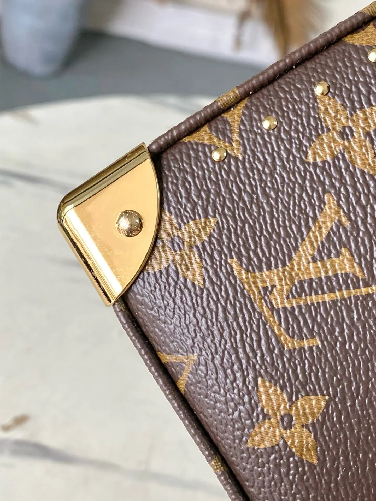 💰980 (Steel Hardware) Top Original Order M27266 This East West horizontal version of the Trunkie handbag inherits the essence of the prototype while presenting an elegant baguette bag silhouette. The handbag is made of iconic Monogram canvas, equipped with leather locks, dazzling corners, studs and S-lock locks to pay tribute to the brand's travel heritage. Equipped with a sliding chain, providing multiple carrying options. Dimensions: 25 × 15 × 6 cm