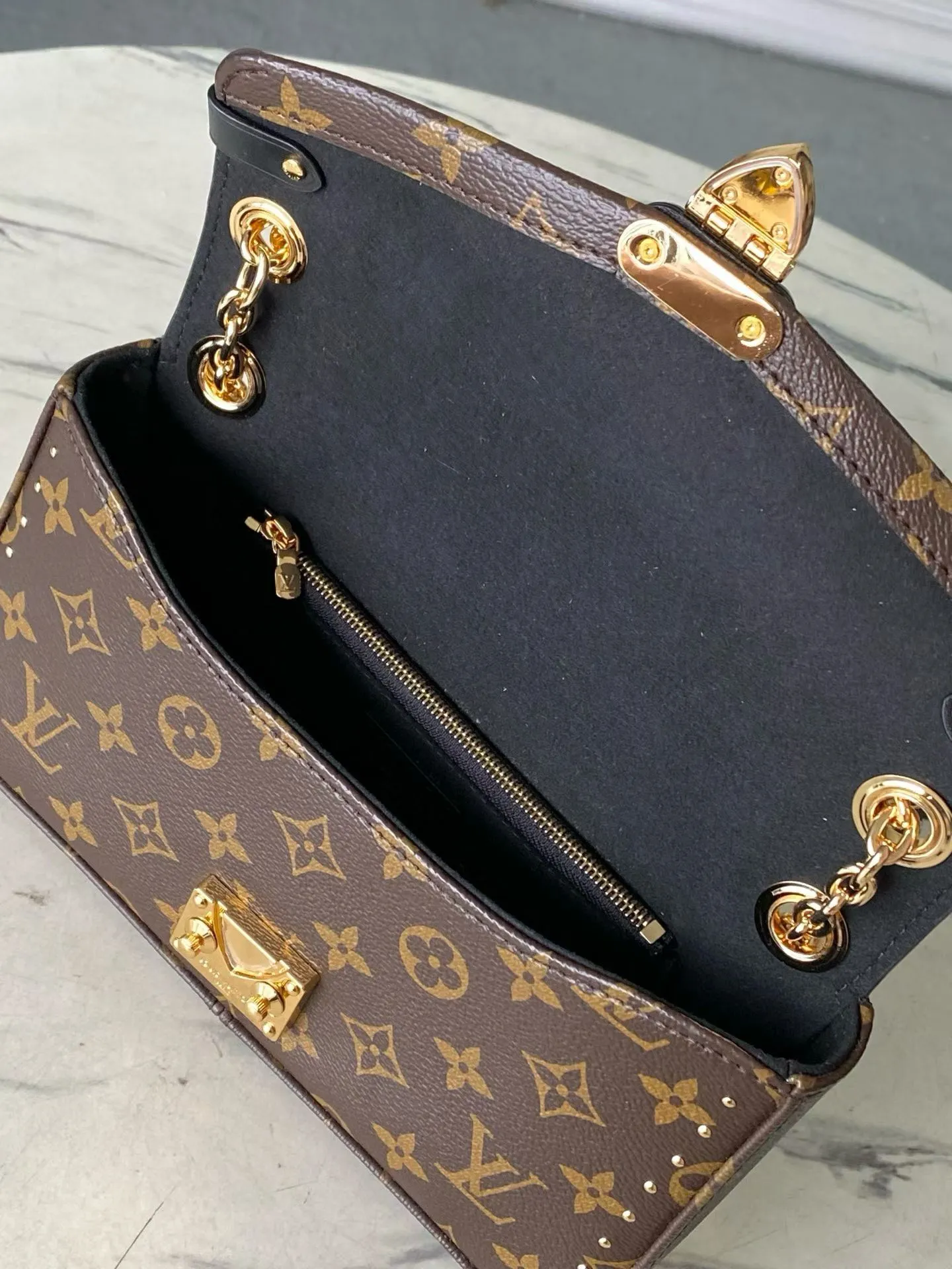 💰980 (Steel Hardware) Top Original Order M27266 This East West horizontal version of the Trunkie handbag inherits the essence of the prototype while presenting an elegant baguette bag silhouette. The handbag is made of iconic Monogram canvas, equipped with leather locks, dazzling corners, studs and S-lock locks to pay tribute to the brand's travel heritage. Equipped with a sliding chain, providing multiple carrying options. Dimensions: 25 × 15 × 6 cm