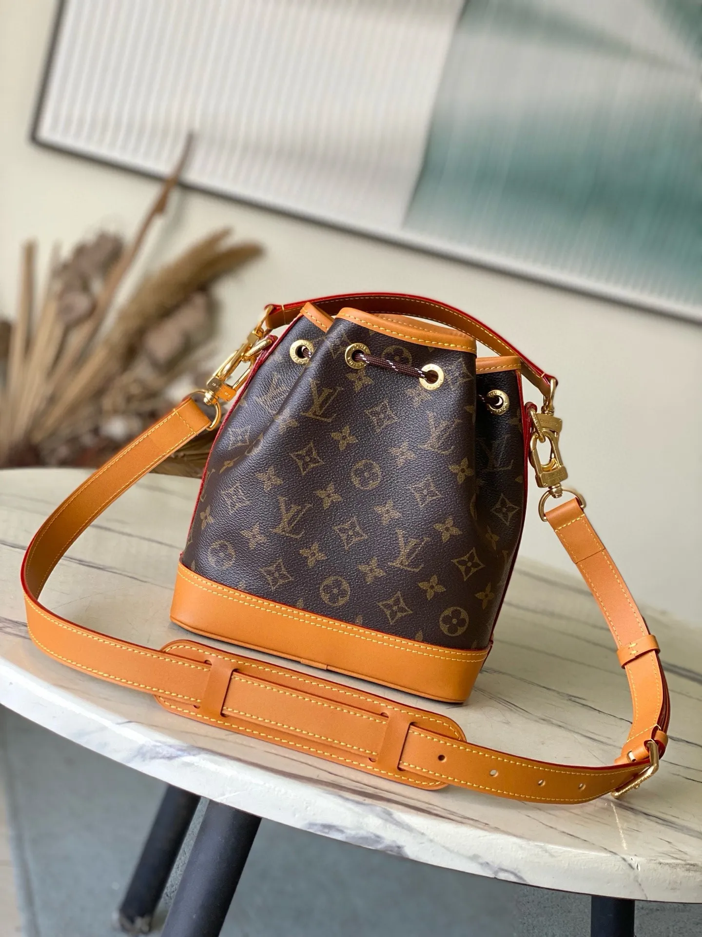 💰1200 Top original order M14017 Noe Cargo bucket bag is constructed of Monogram canvas and decorated with distressed leather trim. It inherits the Noe bucket bag designed in 1932 for carrying champagne bottles. The large front pockets and refined details nod to Louis Vuitton's rich history while meeting modern needs. The top handle and shoulder strap are detachable for flexible portability. Dimensions: 22 × 24 × 16 cm