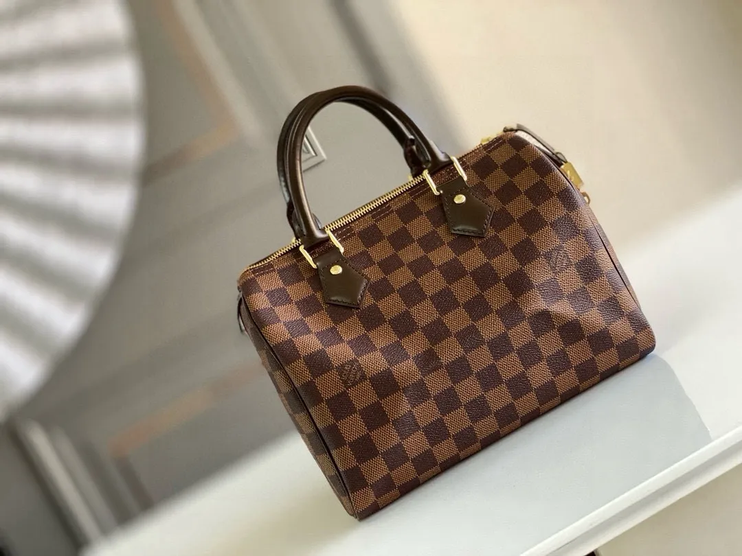 💰700 (strapless version) Top Original N41365 SPEEDY 25 Handbag This compact urban handbag is made of elegant Damier canvas. The Speedy 25 bag complements any outfit and adds a chic touch. Detailed Features 25 x 19 x 15 cm (Length x Height x Width) Shiny gold-tone brass hardware Textile lining Signature Louis Vuitton Speedy styling Leather trim Handles: Double handle