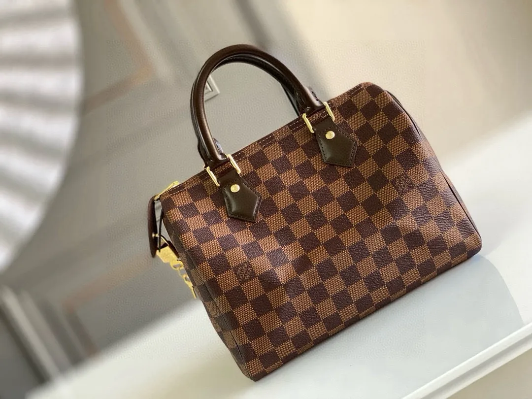 💰700 (strapless version) Top Original N41365 SPEEDY 25 Handbag This compact urban handbag is made of elegant Damier canvas. The Speedy 25 bag complements any outfit and adds a chic touch. Detailed Features 25 x 19 x 15 cm (Length x Height x Width) Shiny gold-tone brass hardware Textile lining Signature Louis Vuitton Speedy styling Leather trim Handles: Double handle